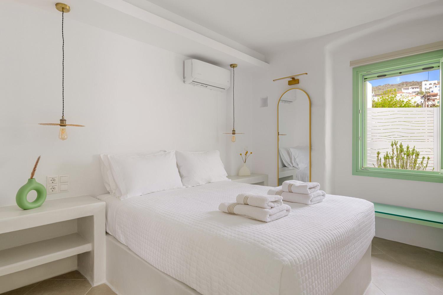 Demilia Luxury Suites Batsi Habitación foto